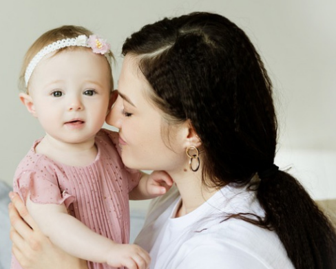 育兒嫂怎么教寶寶學(xué)會謙讓？(育兒嫂把小孩帶好的方法)